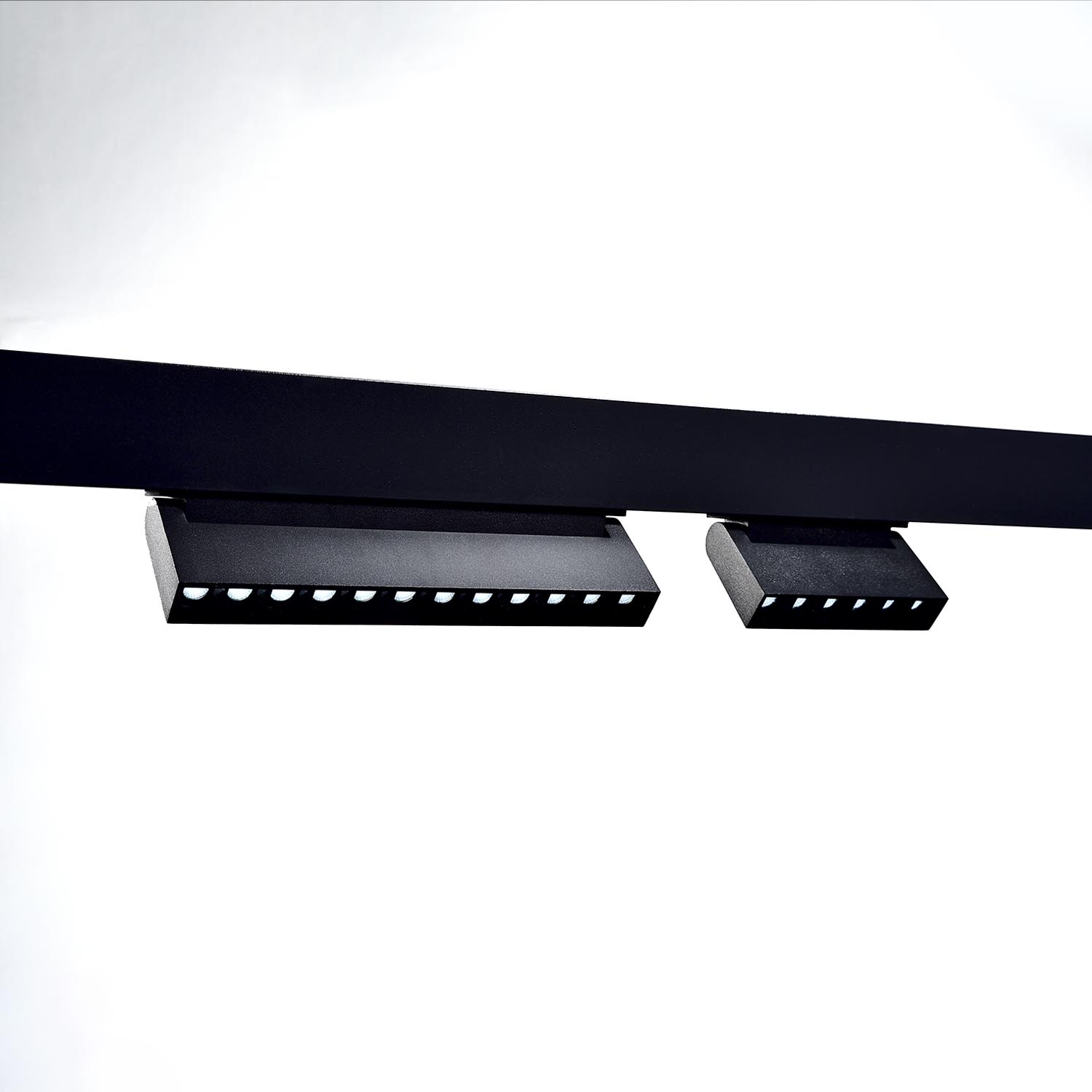 Luminaria Riel Magnético Mr Grille Mov · Kohen Iluminación