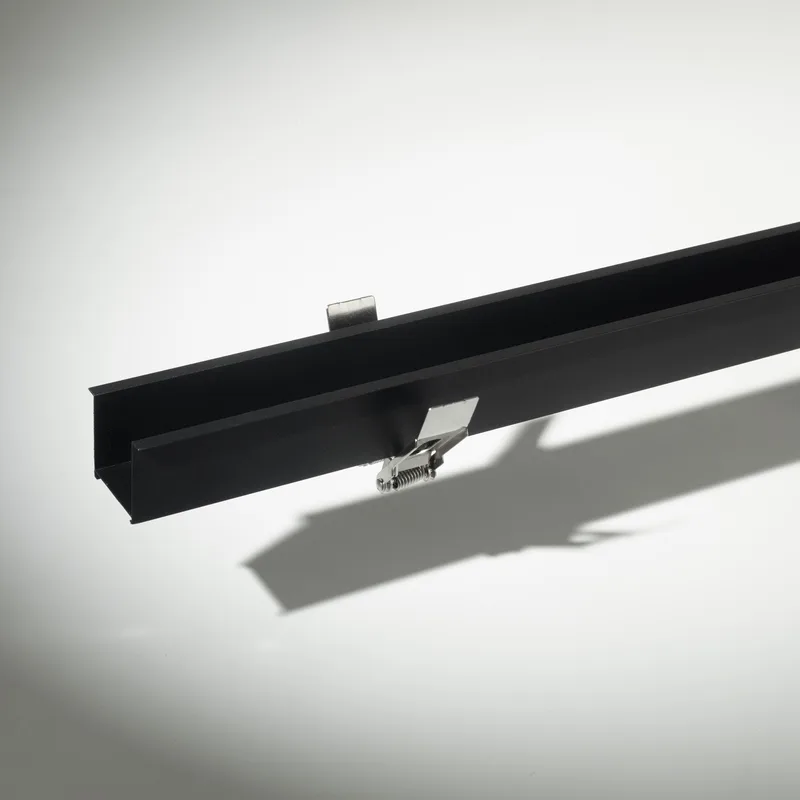 Riel AC 220v Housing 3Ef 2Mts 42 x 36 x 2000 mm · Kohen Iluminación
